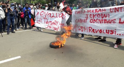 Aksi bakar ban di kawasan Patung Kuda, demo BEM SI tolak UU Ciptaker, Selasa (20/10/2020) - Foto: suara.com