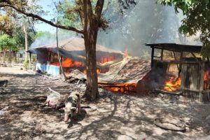 Rumah dibakar dalam bentrokan antar kelompok di Kupang - Foto: Antara