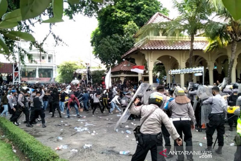 Unjuk rasa tolak UU Cipta Kerja di Yogyakarta berlangsung rusuh - Foto: Antara
