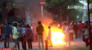 Massa aksi tolak UU Cipta Kerja melakukan pembakaran di Kwitang - Foto: Kompas TV/Suara.com