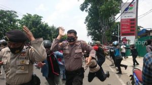Bentrokan Aparat Gabungan dengan Massa Aksi di Jalan Daan Mogot Kelurahan Kebon Besar, Kecamatan Batuceper yang berbatasan dengan Jakarta Barat pada Kamis (8/10/2020) - Foto: Suara.com