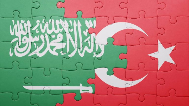 !Ilustrasi bendera Turki dan Saudi Arabia - Foto: Istimewa