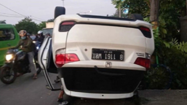 Kecelakaan terjadi di Jalan Daan Mogot, Kalideres, Jakarta Barat, Senin (19/10/2020). (Foto: Istimewa).