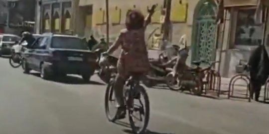 Wanita Iran keliling naik sepeda tidak pakai hijab ditangkap - Foto: Istimewa