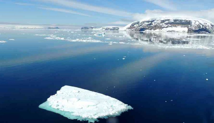 Lautan memotong gletser es menjadi sebuah potongan es yang mengambang di wilayah Antartika Barat. Wilayah ini merupakan sektor paling rentan di Benua Antartika - Foto: Istimewa