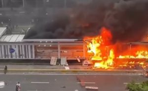Halte Busway Bundaran HI dibakar massa pandemo UU Cipta Kerja, Kamis (8/10/2020). - Foto: Istimewa