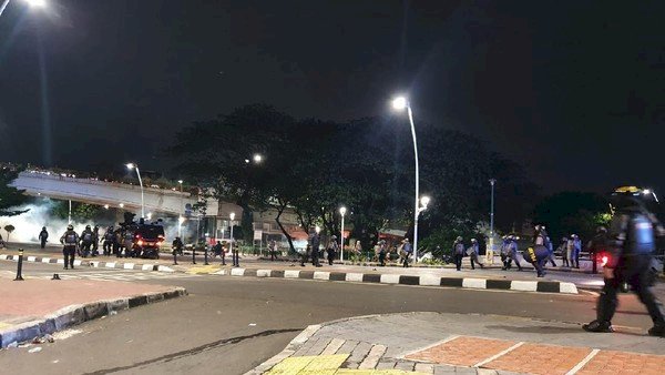 Suasana di Jalan Jatibaru Raya, massa gunakan petasan lawan aparat - Foto: detik.com
