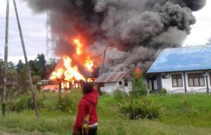 Kantor Disnaker Kabupaten Keerom, Papua, dibakar massa. (Foto : iNews)
