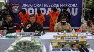 Kapolda Riau Irjen Pol Agung Setya Imam Effendi (kedua kiri), menjelaskan kronologis penangkapan pelaku kurir narkoba ketika pengungkapan kasus di Mapolda Riau di Pekanbaru, Riau, Sabtu (24/10). Foto: ANTARA