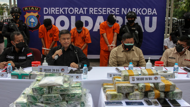 Kapolda Riau Irjen Pol Agung Setya Imam Effendi (kedua kiri), menjelaskan kronologis penangkapan pelaku kurir narkoba ketika pengungkapan kasus di Mapolda Riau di Pekanbaru, Riau, Sabtu (24/10). Foto: ANTARA