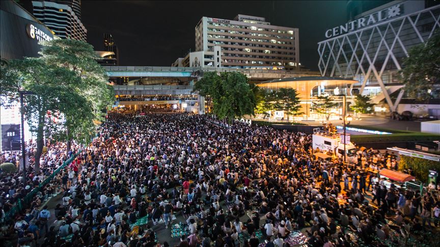 Para pengunjuk rasa pro-demokrasi berkumpul pada 15 Oktober 2020 di Bangkok, Thailand. Ribuan pengunjuk rasa pro-demokrasi turun ke jalan di Persimpangan Ratchaprasong di pusat ibu kota Thailand menuntut pengunduran diri Perdana Menteri Thailand dan reformasi monarki sehari setelah keadaan darurat 'parah' yang diumumkan oleh Perdana Menteri Prayut Chan-o -cha. (Stringer - Anadolu Agency)