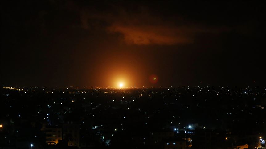 ilustrasi: Ledakan menerangi langit malam setelah pesawat tempur Israel menghantam area pertanian di timur Deir al-Balah, Gaza pada 20 Oktober 2020.( foto: Anadolu Agency )
