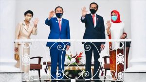 Presiden Joko Widodo (dua dari kanan) Ibu Iriana Joko Widodo (kanan) menerima kunjungan Perdana Menteri Jepang Yoshihide Suga (ketiga dari kiri) beserta Ibu Mariko Suga (kiri) di Istana Kepresidenan Bogor, Jawa Barat pada Selasa 20 Oktober 2020. (Foto Sekretariat Presiden - Anadolu Agency)