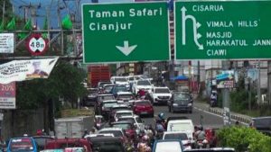 Suasana jalur Puncak Bogor, padat meratap - Foto: kumparan.com