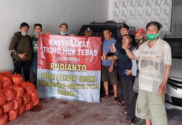 Masyarakat Tiong Hua Tebas diwakili Rudianto peduli terhadap sesama dengan memberikan bantuan paket sembako di Kec.Tebas, Kab. Sambas, Kalbar, Minggu (15/11/2020)/ist