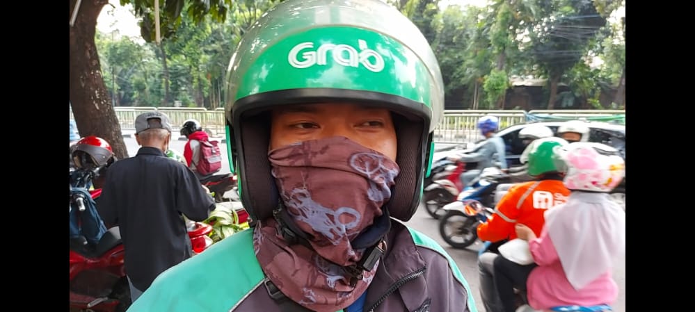 Boy seorang pengemudi ojek online bersyukur dengan adanya pembagian takjil di GPIB Bukit Moria