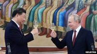 Presiden Rusia Vladimir Putin dan Presiden China Xi Jinping bersulang dalam pertemuan di Kremlin, Moskow, pada 21 Maret 2023. (Foto: Sputnik/Pavel Byrkin/Kremlin via Reuters)