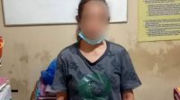 Seorang perempuan bernisial AA (49) ditangkap petugas Unit PPA Satreskrim Polresta Banyumas karena diduga menganiaya cucunya di Desa Tambaksari, Kecamatan Kembaran, Kabupaten Banyumas, Jawa Tengah, Senin (27/2/2023). ANTARA