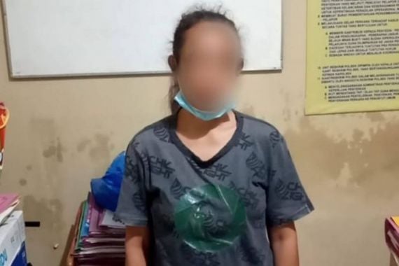 Seorang perempuan bernisial AA (49) ditangkap petugas Unit PPA Satreskrim Polresta Banyumas karena diduga menganiaya cucunya di Desa Tambaksari, Kecamatan Kembaran, Kabupaten Banyumas, Jawa Tengah, Senin (27/2/2023). ANTARA