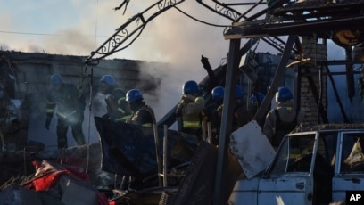 Anggota Layanan Darurat Ukraina membersihkan puing-puing di gedung yang hancur akibat serangan Rusia di distrik Zaporizhzhia, Ukraina, hari Jumat 31 Maret 2023.