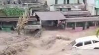 Tangkapan layar mobil hanyut terbawa arus banjir bandang di Sungai Sembahe, Kecamatan Sibolangit, Deli Serdang, Sumut, Minggu (30/4/2023) Screenshoot