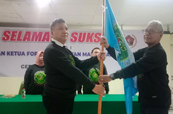 Ketua Forwama terpilih Emil Poster Simatupang (kiri) menerima bendera pataka dari Ketua Panitia Pemilihan Jimmy Endey (kanan) di Gedung Joang 45, Jakarta Pusat, Sabtu (20/5/2023) Foto: istimewa