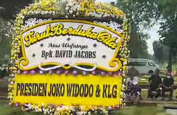 Papan bunga dukacita Presiden Jokowi saat prosesi pemakaman atlet tenis meja nasional David Jacobs di TPU Kampung Kandang, Jagakarsa, Jaksel, Senin (1/5/2023)