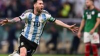 Lionel Messi selebrasi usai mencetak gol saat pertandingan sepak bola Grup C Piala Dunia 2022 antara Argentina dan Meksiko di Stadion Lusail di Lusail, Qatar, Sabtu (26/11/2022). [Kirill KUDRYAVTSEV / AFP]