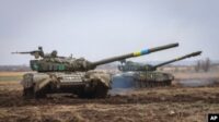 Sejumlah tank-tank Ukraina sedang berlatih untuk memeriksa kesiapan peralatan sebelum perang di sebuah pangkalan militer di wilayah Zaporizhzhia, Ukraina, Rabu, 5 April 2023. (Foto: Kateryna Klochko)
