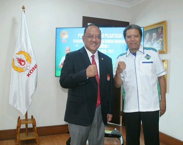 Ketua Umum KONI Pusat Letjen TNI (Purn) Marciano Norman (kiri) bersama Pemred Media Mitrapol Dadang Rachmat (kanan) Foto:istimewa