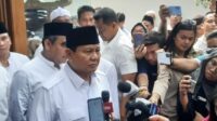 Ketua Umum Partai Gerindra Prabowo Subianto melayat ke rumah duka Desmond J Mahesa di Jalan Saco I, Ragunan, Jakarta Selatan, Sabtu (24/6).