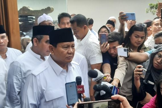Ketua Umum Partai Gerindra Prabowo Subianto melayat ke rumah duka Desmond J Mahesa di Jalan Saco I, Ragunan, Jakarta Selatan, Sabtu (24/6).