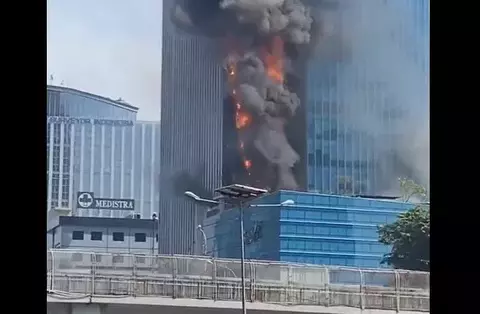 Terkini, Kebakaran Hebat K-Link Tower di Jaksel, Api Diduga dari Lantai 7