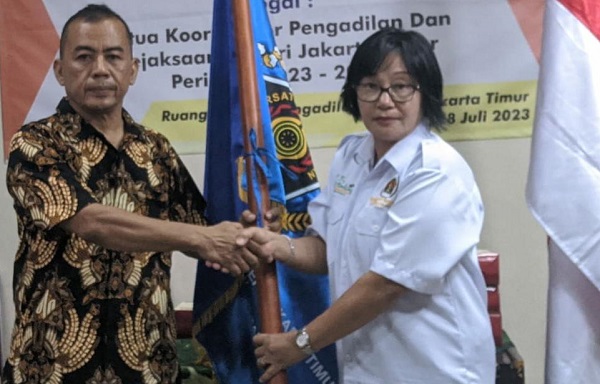 Ketua PWI Jaya Sayid Iskandarsyah (kiri) resmi melantik dan mengukuhkan Paulina Pasaribu (kanan) sebagai Ketua Koordinatoriat Wartawan Seksi Hukum PN dan Kejari Jakarta Timur di PN Jakarta Timur, Jumat (28/7/2023) Foto: istimewa