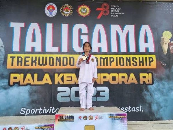 Haura Madinah Siregar, putri bungsu Ketua Forum Wartawan Kejaksaan Agung (Forwaka), Zamzam Siregar berhasil meraih medali emas piala Taligama Taekwondo Championship Kementerian Pemuda dan Olahraga (Kemenpora) RI 2023.