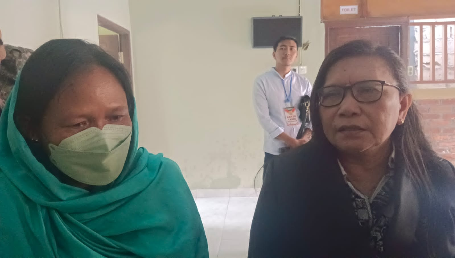 Aktivis Anak dan Perempuan yang juga Kuasa Hukum Korban, Siti Sapurah, S.H., saat bersama Orangtua Korban berinisial CA, 52 tahun (kiri), Rabu, 23 Agustus 2023. 