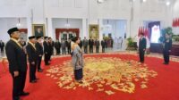 Upacara Penganugerahan Tanda Kehormatan Republik Indonesia kepada 18 tokoh, di Istana Negara, Jakarta, Senin (15/8). Foto: Humas Setkab/Agung