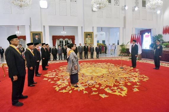 Upacara Penganugerahan Tanda Kehormatan Republik Indonesia kepada 18 tokoh, di Istana Negara, Jakarta, Senin (15/8). Foto: Humas Setkab/Agung