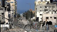 Gedung-gedung tampak rusak akibat serangan udara Israel di Kota Gaza, Senin, 23 Oktober 2023. (Foto: AP/Abed Khaled)