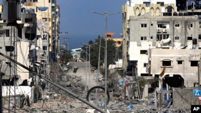 Gedung-gedung tampak rusak akibat serangan udara Israel di Kota Gaza, Senin, 23 Oktober 2023. (Foto: AP/Abed Khaled)