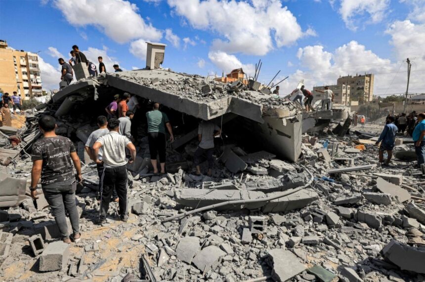 Bangunan hancur setelah pengeboman Israel di Khan Yunis, Jalur Gaza, Palestina, 18 Oktober 2023. Foto: AFP Photo