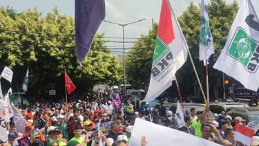 Ribuan massa pendukung AMIN memenuhi jalanan di sepanjang jalan menuju kantor KPU RI di Jalan Imam Bonjol. Foto/istimewa