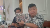 Kuasa Hukum korban dugaan penipuan Rajacoin Oktavianus Setiawan, S.H., CMed, CMLC, CRIP., (kanan) saat konferensi pers di Jakarta, .