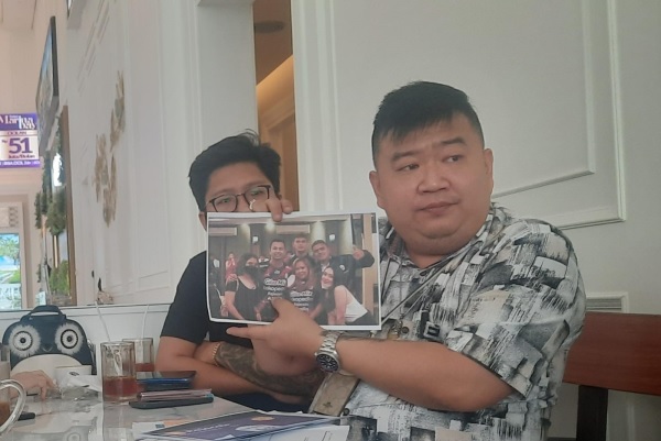 Kuasa Hukum korban dugaan penipuan Rajacoin Oktavianus Setiawan, S.H., CMed, CMLC, CRIP., (kanan) saat konferensi pers di Jakarta, .