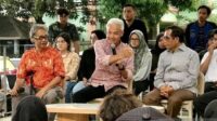 Bakal calon presiden Ganjar Pranowo (tengah) dan bakal calon wakil presiden Mahfud Md (kanan) berbincang-bincang dengan perwakilan dari kelompok pekerja kreatif di Jakarta, Senin (23/10/2023). ANTARA/Genta Tenri Mawangi.