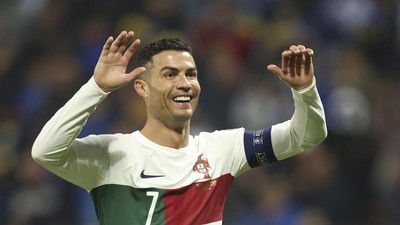 Cristiano Ronaldo mencetak dua gol ke gawang Bosnia. (AP/Armin Durgut)