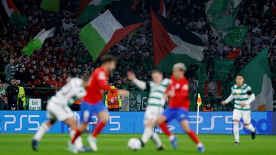 Suporter Celtic kibarkan bendera Palestina saat menjamu Atletico Madrid. (Reuters/JASON CAIRNDUFF)