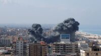 Serangan udara Israel menghantam gedung di Gaza, Palestina. Foto: WAFA