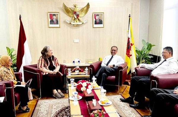Duta Besar RI untuk Brunei Darussalam Dr. Achmad Ubaedillah (dua, kanan) menerima audiensi Direktur Perundingan Jasa Perdagangan Ditjen Perundingan Perdagangan Internasional (PPI) Kementerian Perdagangan RI Basaria Tiara Desika Lumban Gaol (dua, kiri) di KBRI Bandar Seri Begawan pada Selasa (14/11/2023). (Foto: Dok.KBRI Bandar Seri Begawan)