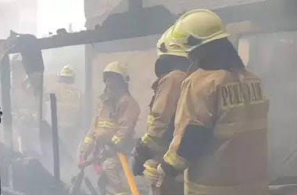 Sebanyak 20 Kepala Keluarga (KK) menjadi korban terdampak kebakaran di Jl. Sawah Lio Gang 11, Jembatan Lima, Tambora, Jakarta Barat, pada Minggu (2/12/2023).